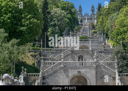 Berühmte große Treppe zu den Nossa Senhora dos Remedios Kirche in Lamego, Portugal. Stockfoto