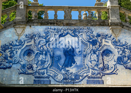 Dekorative azulejo Panel an der Treppe zu den Nossa Senhora dos Remedios Kirche in Lamego, Portugal. Stockfoto