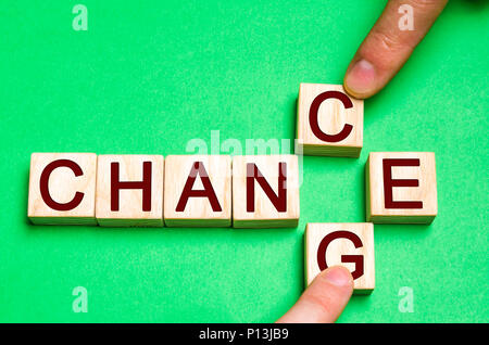 Holzblöcke mit Buchstaben und Wörter ändern und Zufall. Das Konzept der self-motivation, Selbst - Entwicklung und Verbesserung der persönlichen Qualitäten. Finger Stockfoto