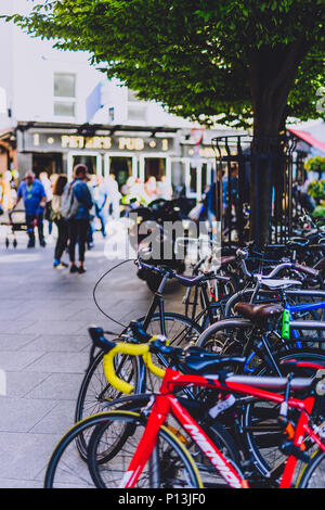 DUBLIN, Irland - 23. Mai 2018: Leitung der Fahrräder vor der Irischen Pubs im Stadtzentrum von Dublin geparkt Stockfoto