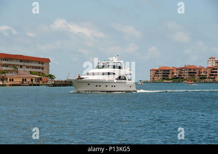 Die Gewässer rund um Marco Island und in der Bucht sind oft attraktiv für Bootsfahrer im Südwesten Floridas. Stockfoto