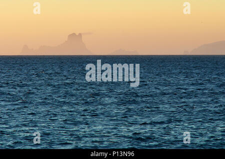 Panorama bei Sonnenuntergang der Es Vedrá und Es Vedranell Inselchen neben Ibiza Coast von Formentera (Pityusic Inseln, Balearen, Spanien) Stockfoto