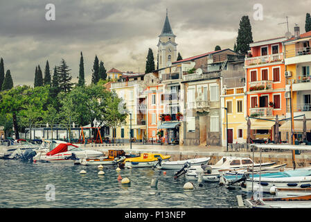 Stadtbild von Coastal Resort town Selce in der Nähe von Crikvenica. Istrien, Kroatien Stockfoto