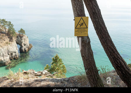 Gefahr varning Zeichen auf einer Kiefer Nera das Meer. Die Aufmerksamkeit auf den Abgrund. Zeichen für die Sicherheit der Wanderer Crozon, Frankreich, 29. Mai 2018. Stockfoto