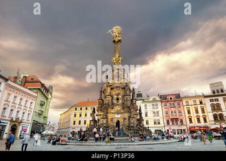 Blick auf den Hauptplatz mit Denkmal Dreifaltigkeitssäule in der historischen Altstadt bei Sonnenuntergang. Olomouc, Tschechische Republik Stockfoto