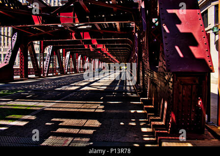 Nachmittag Schatten unter dem El tracks auf Wells Street in Chicago Loop. Stockfoto