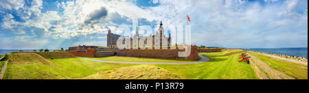 Weiten Panoramablick von Befestigungsanlagen mit Verteidigung Kanonen und Festungsmauern in Schloss Kronborg. Helsingor, Dänemark Stockfoto