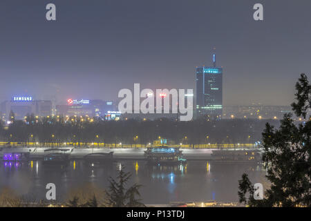 Belgrad, SERBIEN - Januar 2, 2015: Skyline von Neu Belgrad (Novi Beograd) bei Nacht von der Festung Kalemegdan gesehen. Die wichtigsten Sehenswürdigkeiten von Das distr Stockfoto