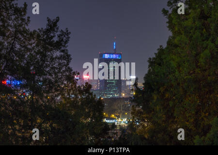 Belgrad, SERBIEN - MÄRZ 21, 2015: Skyline von Neu Belgrad (Novi Beograd) bei Nacht von der Festung Kalemegdan gesehen. Die wichtigsten Sehenswürdigkeiten von der Distri Stockfoto