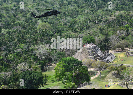 UH-60 Black Hawk Hubschraubern mit der 1-150 th Assault Helicopter Bataillon, New Jersey Army National Guard, fliegen Sie über den Altun Ha Maya-Ruinen in Belize Mai 5, 2017. Die 1-150 th Aviation support für Hinter dem Horizont 2017 - Belize einschließlich Bewegung des Personals an den Baustellen, sowie medizinische Evakuierung vorgesehen. BTH 2017 ist eine Partnerschaft zwischen der Regierung von Belize und US Southern Command, die drei kostenlose medizinische Service Veranstaltungen und fünf Bauprojekte im ganzen Land von Belize von 25. März bis 17. Juni. Stockfoto