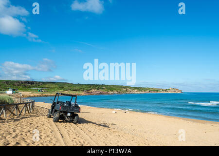 Schwarz quad auf dem sardischen Strand von Porto Ferro an einem bewölkten Morgen Sommer Stockfoto