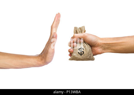 Ein Hände halten Geld beutel und Ablehnung Hand Geld von einer anderen Person auf weißem Hintergrund mit Freistellungspfad isoliert zu erhalten. Konzeptionelle stop corru Stockfoto