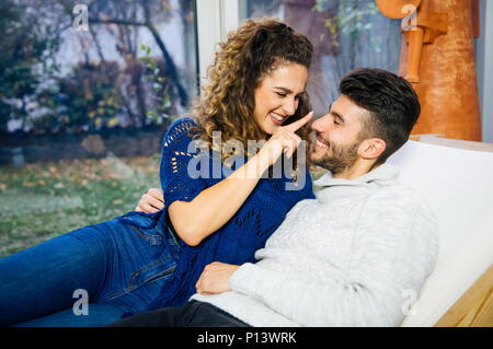 Junge stattlichen Paare Entspannung zu Hause und süßeste Emotionen. Stockfoto