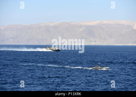 5. US-Flotte BEREICH VON OPERATIONEN (5. Mai 2017) Landing Craft, Luftkissen 60, zugeordnet zu den Angriff Handwerk Einheit 4 (ACU4) liefert Fahrzeuge und Geräte zum Ufer in Aqaba, Jordanien, von den amphibischen dock Landung Schiff USS Carter Hall (LSD 50), für Übung eifrig Lion 2017. Eifrig Lion ist eine jährliche US Central Command Übung in Jordanien, die militärische Stärkung der militärischen Beziehungen zwischen den USA, Jordanien und anderen internationalen Partnern. In diesem Jahr Iteration besteht aus ungefähr 7.200 Soldaten aus mehr als 20 Nationen, die für Szenarien mit Grenze se reagieren. Stockfoto