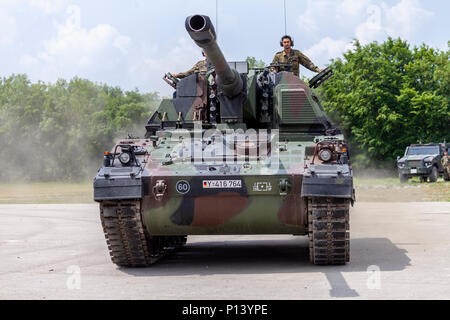 FELDKIRCHEN/Deutschland - Juni 9, 2018: German Panzerhaubitze 2000, Artillerie Tank fährt auf einer Straße am Tag der Bundeswehr in Feldkirchen/Deutschland. Stockfoto