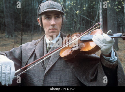 PETER COOK (1937-1995), englischer Schauspieler und Schauspieler, als Sherlock Holmes in der Serie 1968/60 ATV Auf Wiedersehen wieder Stockfoto