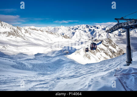 Herrliche Winterpanorama in Tonale Skigebiet. Mit der Italienischen Alpen von Adamelo Gletscher, Italia, Europa. Stockfoto