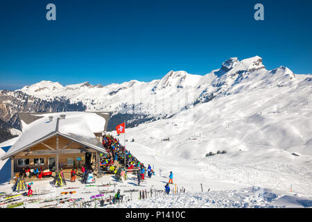 HOCH YBRIG, Schweiz - 24 März, 2018 - schöne Winterlandschaft. Chalet durch frischen Schnee im Skigebiet Hoch Ybrig, Schweiz, Europa abgedeckt. Stockfoto