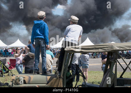 Menschenmassen genießen Sie riesige Explosionen als militärische Flugzeuge und Fahrzeuge ihre Fähigkeiten demonstrieren während der South Carolina National Guard in der Luft und am Boden Expo 6 McEntire Joint National Guard Base, South Carolina. Diese Expo ist eine kombinierte Waffen Demonstration der Fähigkeiten der South Carolina National Guard und Soldaten und sagen Danke für die Unterstützung von Kollegen Südcarolinians und der umgebenden Gemeinschaft. (South Carolina National Guard Stockfoto