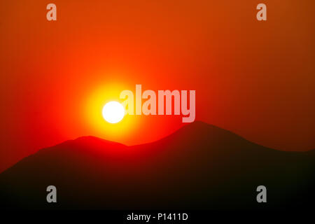 Rauch von Waldbränden erstellt eine Orange glühen zu, wie die Sonne über die Rocky Mountains; Colorado; USA Stockfoto