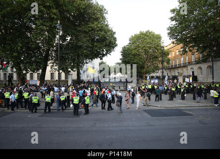Pro-Palestinian Demonstranten (links) und eine Gegendemonstration sind außerhalb der Downing Street, London getrennt, während eine Al-Quds-Tag März zur Unterstützung der Palästinenser. Stockfoto