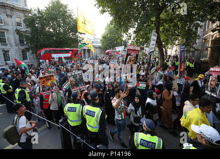Pro-Palestinian Demonstranten März entlang Whitehall, Downing Street, London, während eine Al-Quds-Tag März zur Unterstützung der Palästinenser. Stockfoto