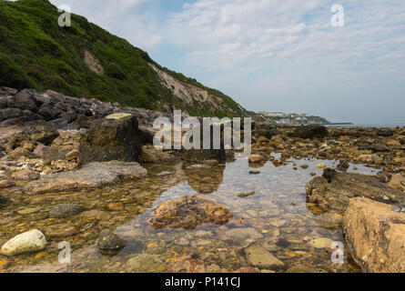 Eine schöne und atmosphärische Küstenansicht oder Marine von steephill Cove und ventnor auf der Isle of Wight mit großen Felsbrocken und Steine in den Felsenpools. Stockfoto