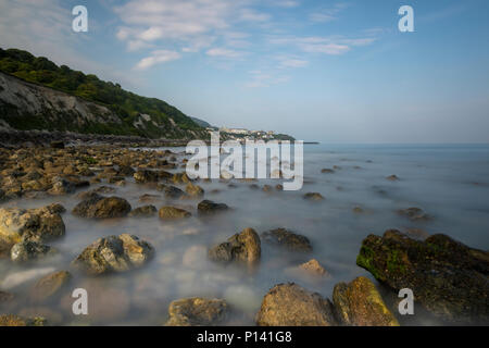 Eine schöne und atmosphärische Isle of Wight Küsten Szene der Vorland, den Strand und die Klippen am steephill Cove in der Nähe von Ventnor. Zerklüftete Küstenlandschaft. Stockfoto