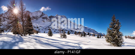 Atemberaubende winter Sonnenaufgang über Adamello, Presanella Bergen von Tonale Stadt, Alpen, Europa. Stockfoto