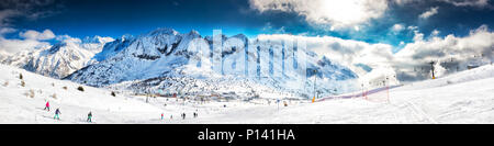 Herrliche Winterpanorama in Tonale Skigebiet. Anzeigen von Adamello, Presanella Bergen von Tonale Stadt, Alpen, Europa. Stockfoto