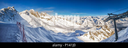 Herrliche Winterpanorama in Tonale Skigebiet. Anzeigen von Adamello, Presanella Bergen von Tonale Stadt, Alpen, Europa. Stockfoto