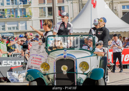 LE MANS, Frankreich - 16. JUNI 2017: Team von Toyota Racing Fahrer Kamui Kobayashi Stephane Sarrazin Mike Conway an einer Parade der Piloten Racing 24 Stunden Stockfoto