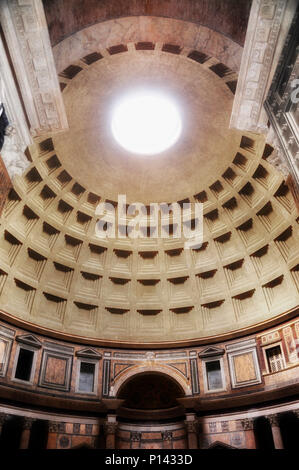 Pantheon, Aussicht, in der Nähe der Innenwand Suchen, Anzeigen oculus Fenster, Kuppel und Kassen, gebaut unter Kaiser Hadrian (118-25 CE) Stockfoto