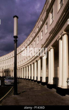 Park Crescent (1812), Blick entlang der East Block aus dem Westen, das Eisen Lampe nur nach einem Regen Sturm bestanden hat, die von John Nash, London, UK Stockfoto