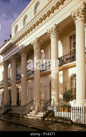 Chester Terrasse (1825), korinthischen Vorhalle im Westen Elevation mit spätem Licht nach einem Regen, von John Nash und Decimus Burton, London, UK Stockfoto