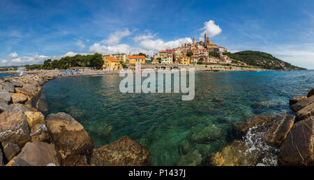 Die Stadt von Cervo und den Strand. Ligurien. Italia Stockfoto