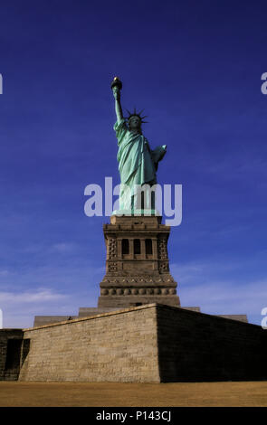 Freiheitsstatue, frontale Ansicht auf Achse auf Liberty Island mit spätem Licht und Schatten, New York, NY, USA Stockfoto
