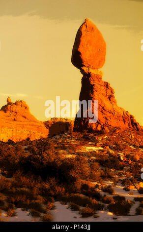 Arches National Park: In der Nähe von Moab, Balanced Rock im späten Licht (in PS gerendert), Utah, USA Stockfoto