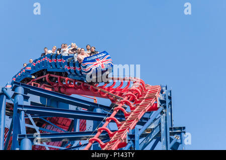 Die Leute an der Spitze der großen Achterbahn, Blackpool Pleasure Beach, Lancashire, England, Großbritannien Stockfoto