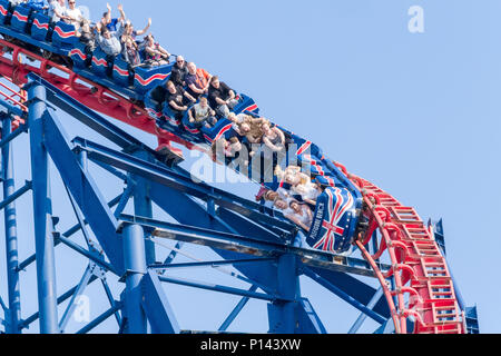 Die Leute an der Spitze der großen Achterbahn, Blackpool Pleasure Beach, Lancashire, England, Großbritannien Stockfoto