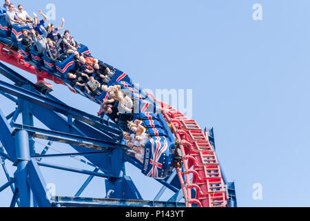 Die Leute an der Spitze der großen Achterbahn, Blackpool Pleasure Beach, Lancashire, England, Großbritannien Stockfoto