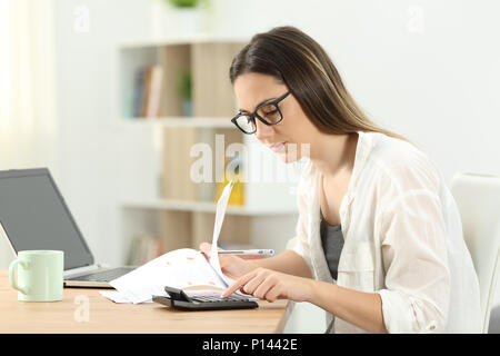 Konzentriert Hausfrau, Buchhaltung mit einem Rechner zu Hause Stockfoto