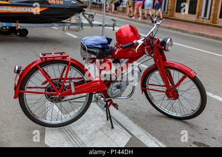 60 Jahre alten roten erneuert Motorrad in Palamos. 02. 05. 02018 Spanien Stockfoto