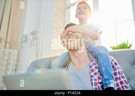 Genießen Sonntag mit Freundlichen Vati Stockfoto