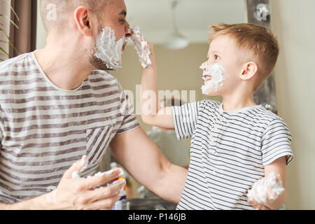 Spielen mit Papa im Bad Stockfoto