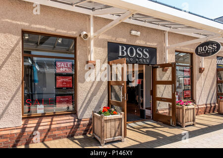 Außen- und Eingang der Chef von Hugo Boss Shop im Gateway Gretna Outlet Village, eine Reise Mall' ganz im Süden von Schottland. Stockfoto