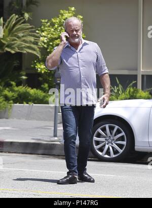 Kelsey Grammer Chats auf seinem Mobiltelefon unterwegs Mit: Kelsey Grammer Wo: Beverly Hills, Kalifornien, USA, wenn: 11. Mai 2018 Credit: WENN.com Stockfoto