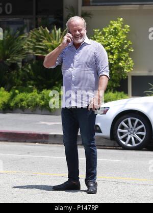 Kelsey Grammer Chats auf seinem Mobiltelefon unterwegs Mit: Kelsey Grammer Wo: Beverly Hills, Kalifornien, USA, wenn: 11. Mai 2018 Credit: WENN.com Stockfoto