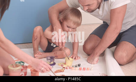 Junger Vater Lehre sein Kind Junge malen Stockfoto