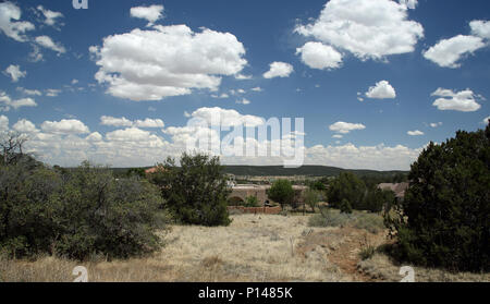 Landschaft mit Sträuchern blauer Himmel und Wolken mit Blick auf die hohen Wüste von Tijeras New Mexico Stockfoto